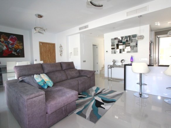 5 Bedroom 4 Bathroom Villa in Villamartin - Caza De Casa