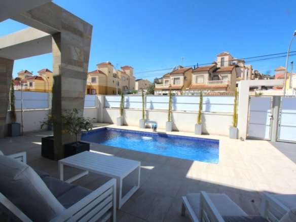 5 Bedroom 4 Bathroom Villa in Villamartin - Caza De Casa