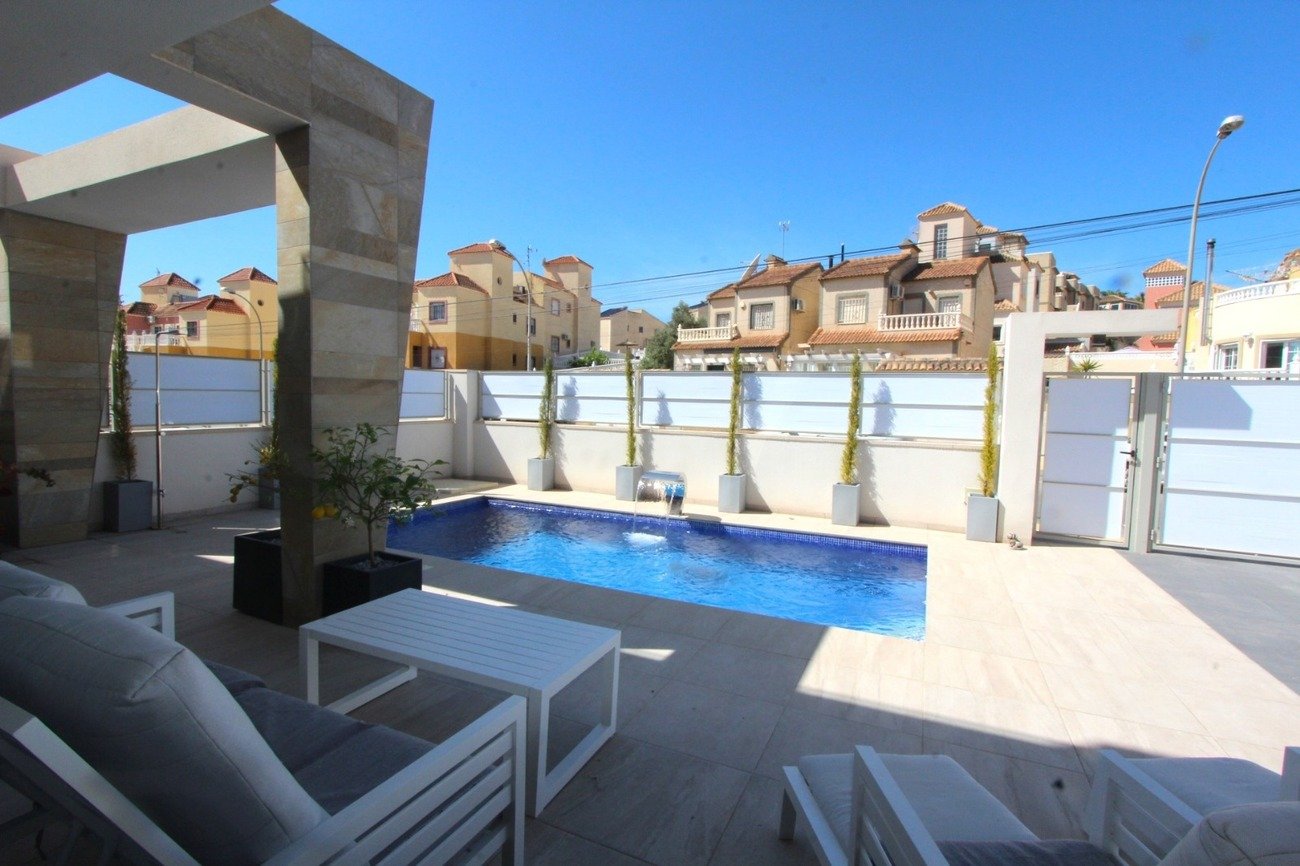 5 Bedroom 4 Bathroom Villa in Villamartin - Caza De Casa