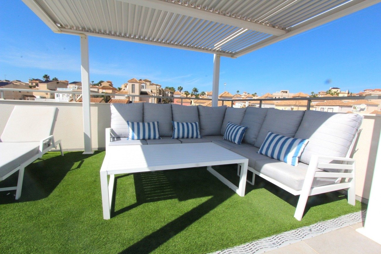 5 Bedroom 4 Bathroom Villa in Villamartin - Caza De Casa