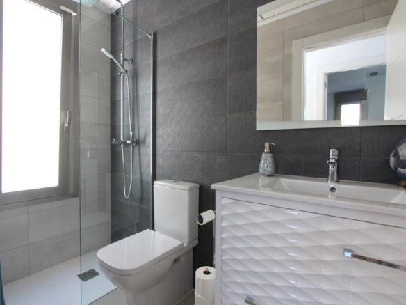 5 Bedroom 4 Bathroom Villa in Villamartin - Caza De Casa
