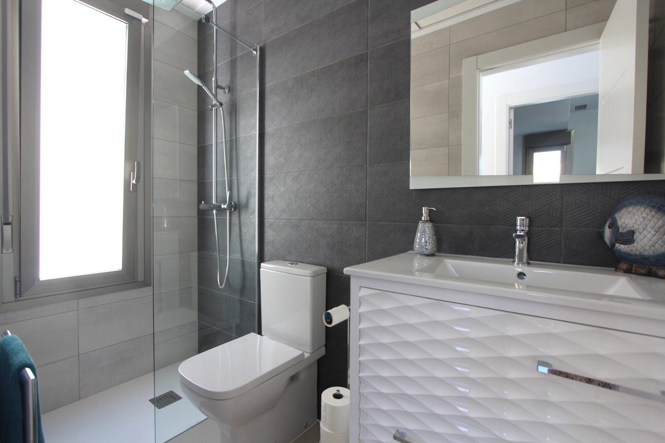 5 Bedroom 4 Bathroom Villa in Villamartin - Caza De Casa