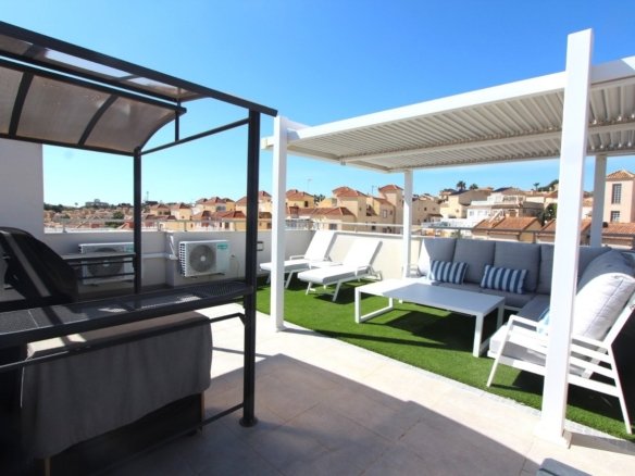 5 Bedroom 4 Bathroom Villa in Villamartin - Caza De Casa