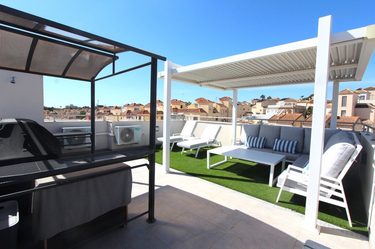 5 Bedroom 4 Bathroom Villa in Villamartin - Caza De Casa