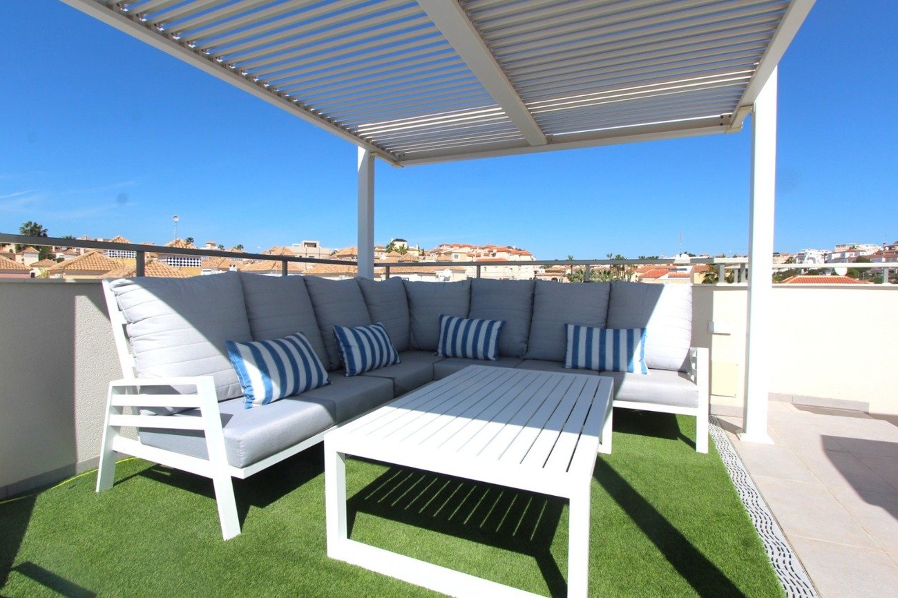 5 Bedroom 4 Bathroom Villa in Villamartin - Caza De Casa