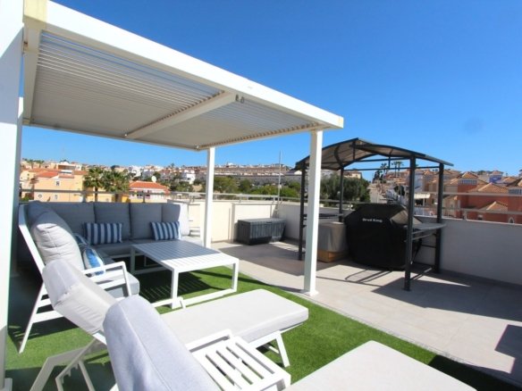 5 Bedroom 4 Bathroom Villa in Villamartin - Caza De Casa
