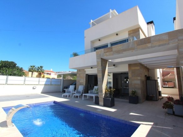 5 Bedroom 4 Bathroom Villa in Villamartin - Caza De Casa