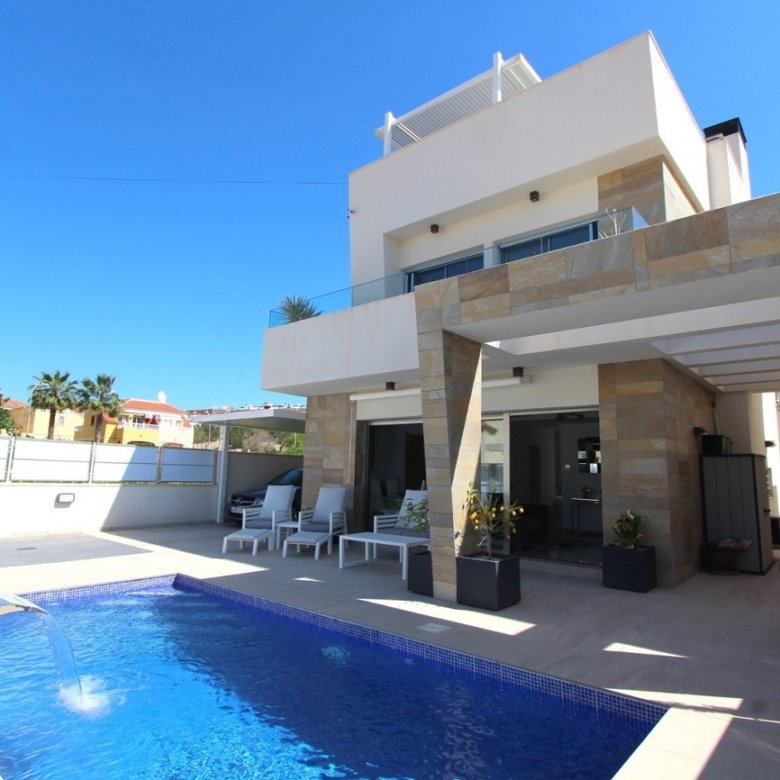 5 Bedroom 4 Bathroom Villa in Villamartin - Caza De Casa