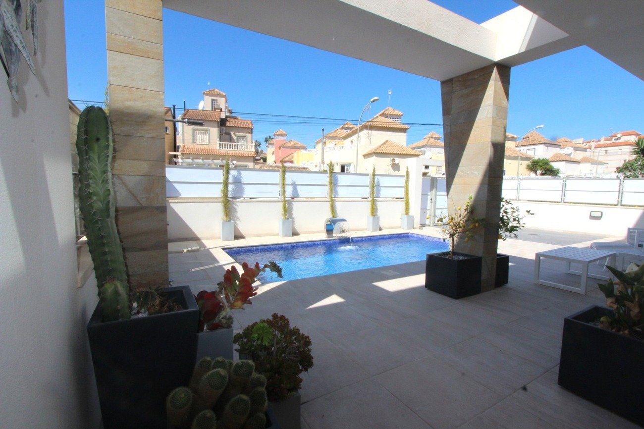 5 Bedroom 4 Bathroom Villa in Villamartin - Caza De Casa