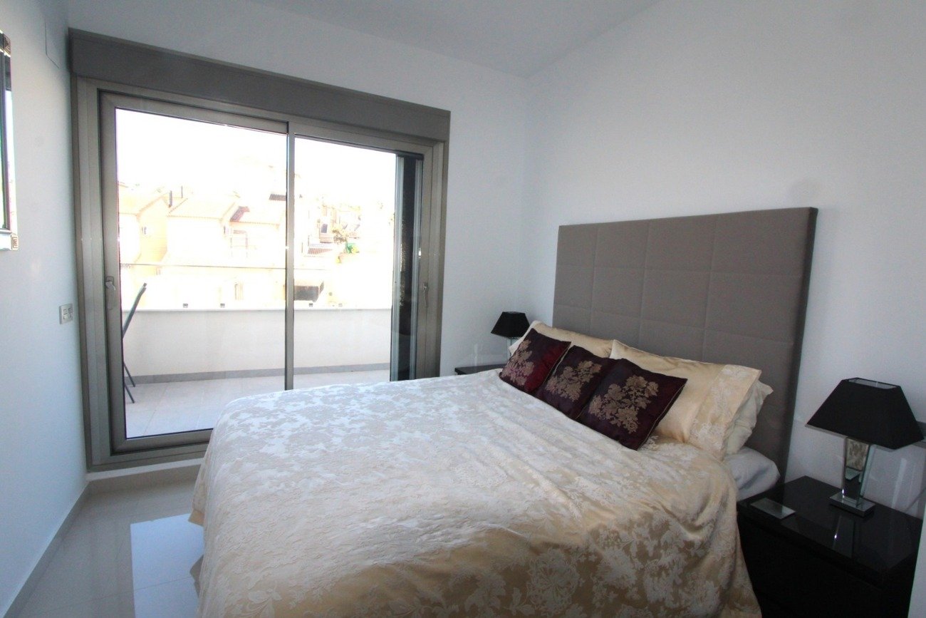 5 Bedroom 4 Bathroom Villa in Villamartin - Caza De Casa