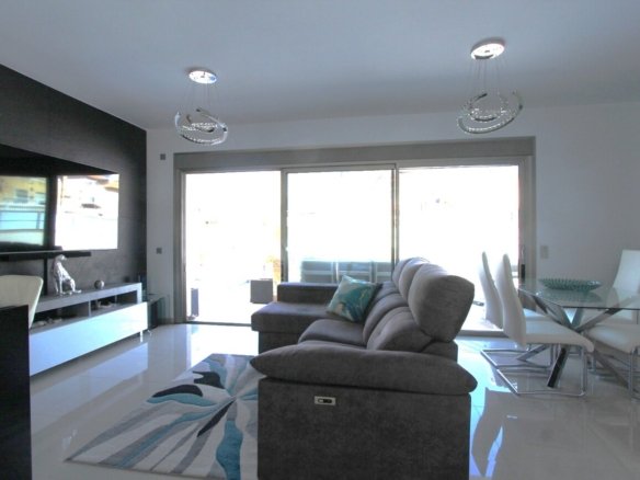 5 Bedroom 4 Bathroom Villa in Villamartin - Caza De Casa