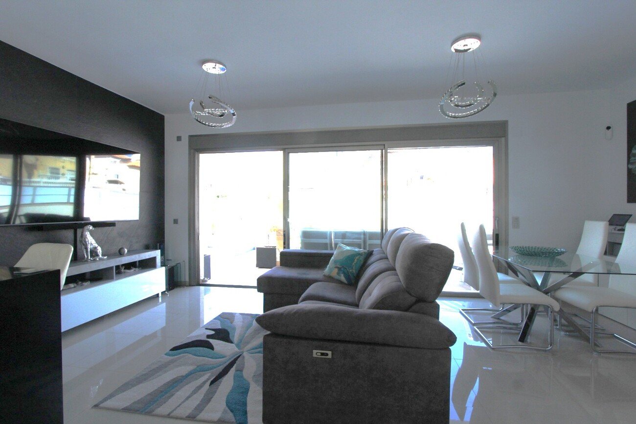 5 Bedroom 4 Bathroom Villa in Villamartin - Caza De Casa