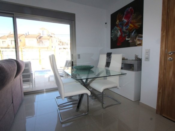 5 Bedroom 4 Bathroom Villa in Villamartin - Caza De Casa