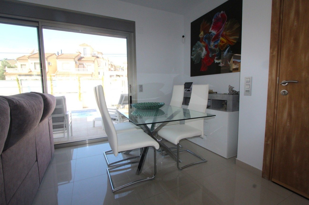 5 Bedroom 4 Bathroom Villa in Villamartin - Caza De Casa
