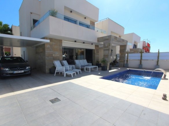 5 Bedroom 4 Bathroom Villa in Villamartin - Caza De Casa