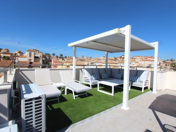 5 Bedroom 4 Bathroom Villa in Villamartin - Caza De Casa