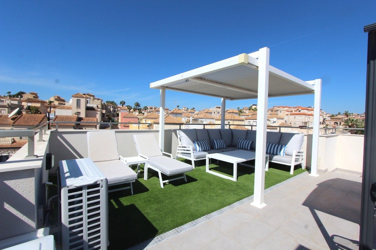 5 Bedroom 4 Bathroom Villa in Villamartin - Caza De Casa