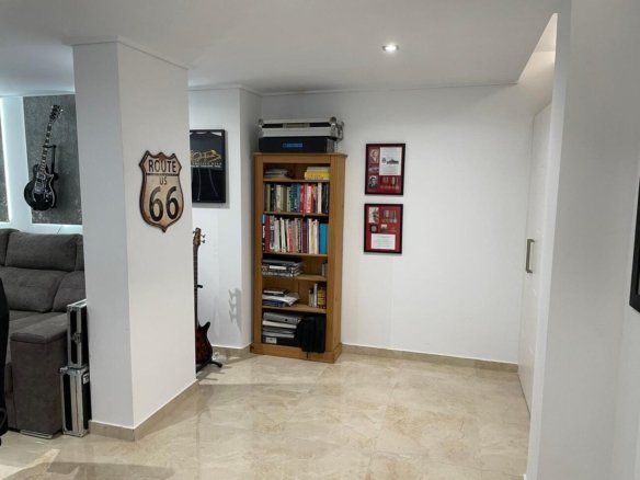 5 Bedroom 4 Bathroom Villa in Villamartin - Caza De Casa
