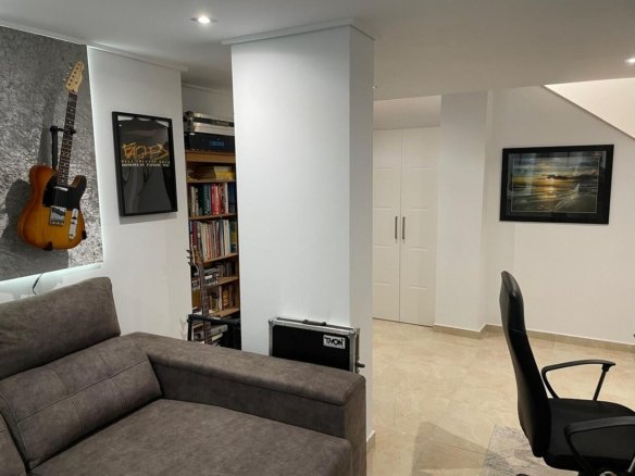 5 Bedroom 4 Bathroom Villa in Villamartin - Caza De Casa