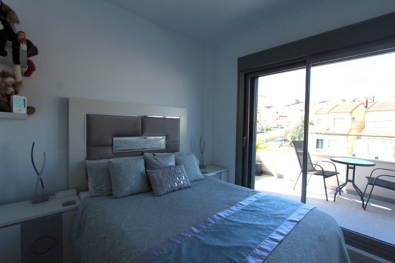 5 Bedroom 4 Bathroom Villa in Villamartin - Caza De Casa
