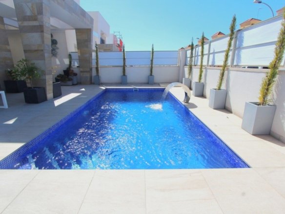 5 Bedroom 4 Bathroom Villa in Villamartin - Caza De Casa