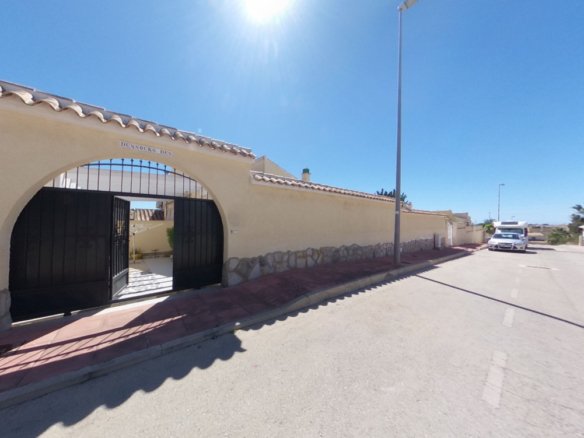 3 Bedroom 4 Bathroom Villa in Villamartin - Caza De Casa
