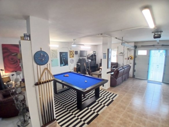 3 Bedroom 2 Bathroom Villa in Villamartin - Caza De Casa