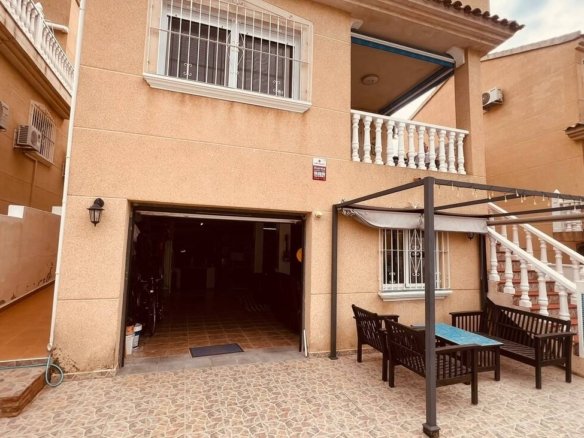 3 Bedroom 2 Bathroom Villa in Villamartin - Caza De Casa