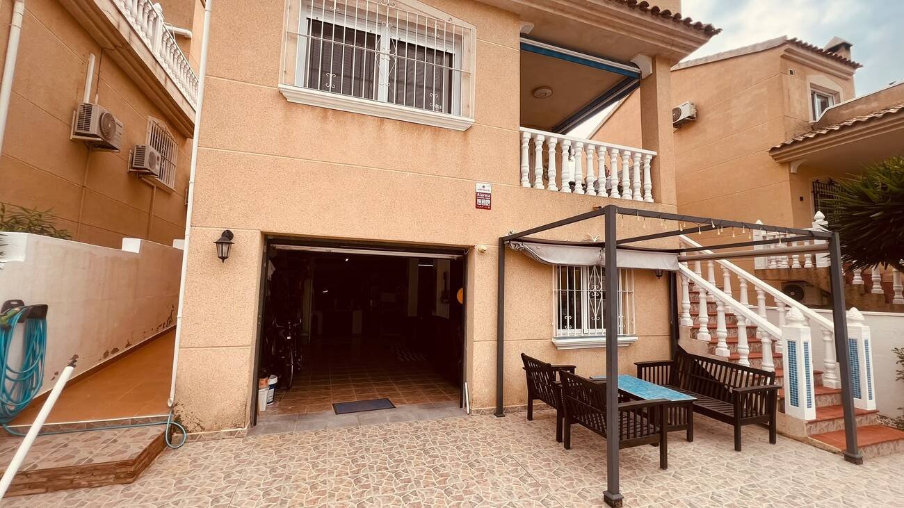 3 Bedroom 2 Bathroom Villa in Villamartin - Caza De Casa