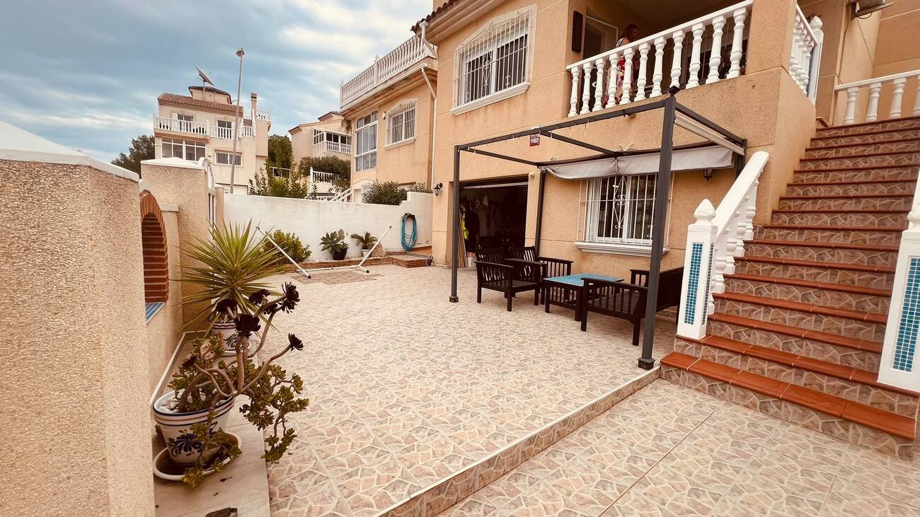 3 Bedroom 2 Bathroom Villa in Villamartin - Caza De Casa