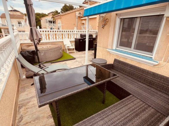 3 Bedroom 2 Bathroom Villa in Villamartin - Caza De Casa