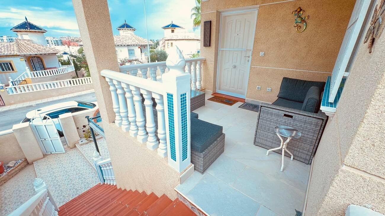3 Bedroom 2 Bathroom Villa in Villamartin - Caza De Casa