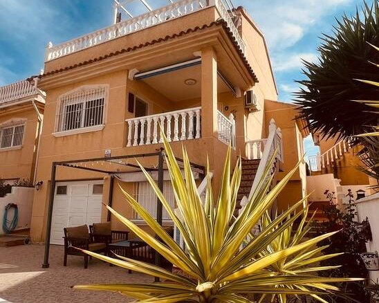 3 Bedroom 2 Bathroom Villa in Villamartin - Caza De Casa