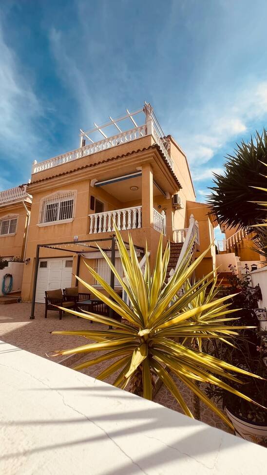 3 Bed 2 Bath Villa in Villamartin - Caza De Casa