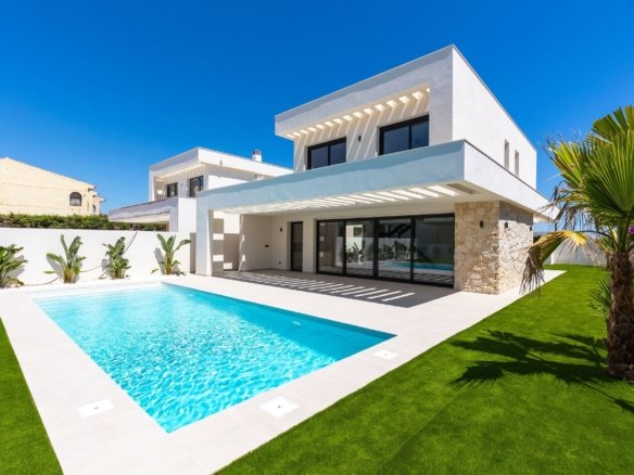 4 Bedroom 3 Bathroom Villa in Torrevieja - Caza De Casa
