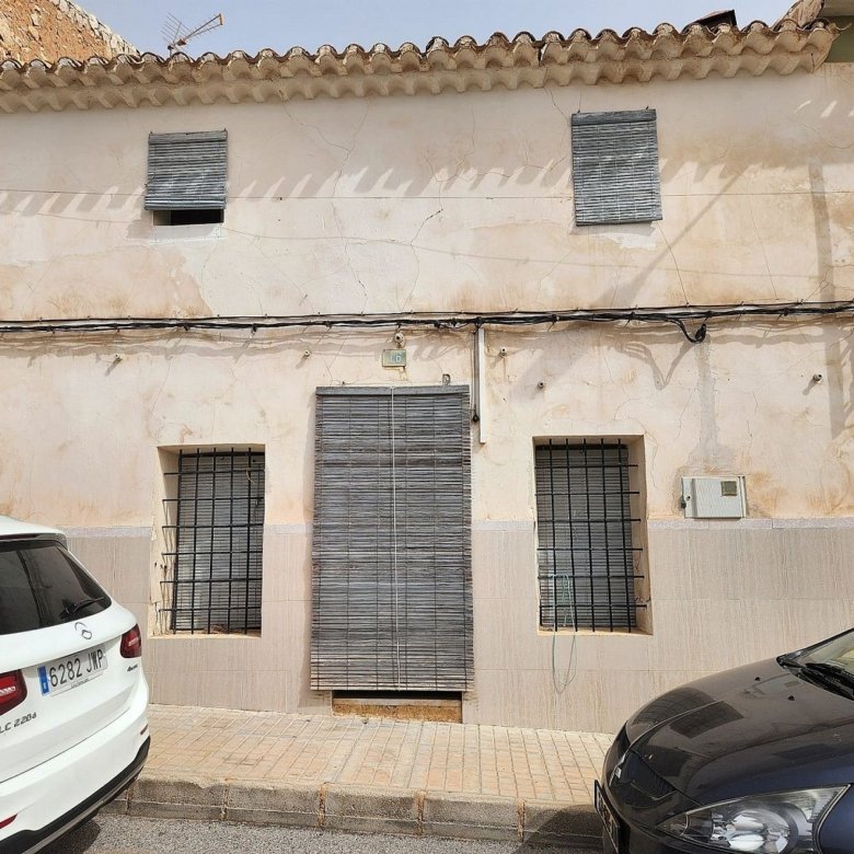 5 Bedroom 1 Bathroom Townhouse in Yecla - Caza De Casa