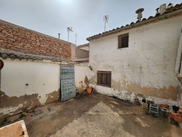 5 Bedroom 1 Bathroom Townhouse in Yecla - Caza De Casa