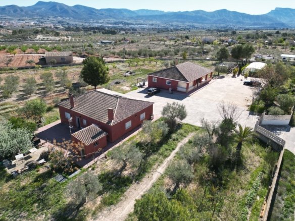 8 Bedroom 3 Bathroom Detached Villa in Sax - Caza De Casa