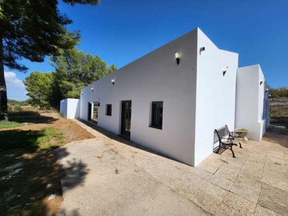 4 Bedroom 2 Bathroom Detached Villa in Villena - Caza De Casa