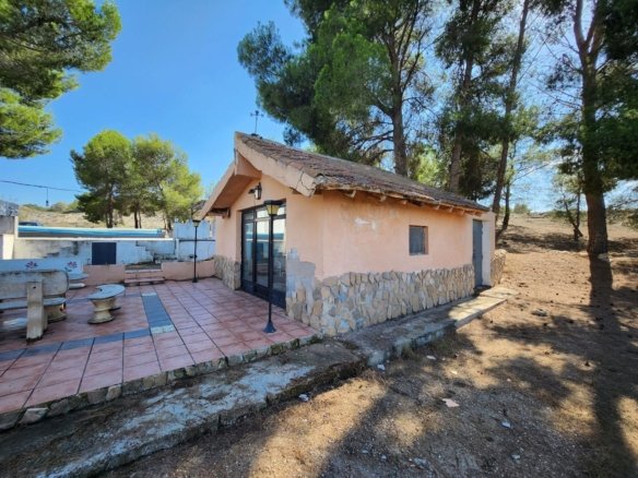 4 Bedroom 2 Bathroom Detached Villa in Villena - Caza De Casa