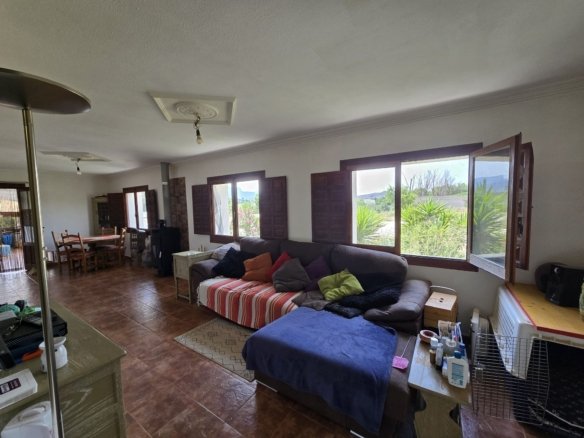 6 Bedroom 3 Bathroom Detached Villa in Sax - Caza De Casa