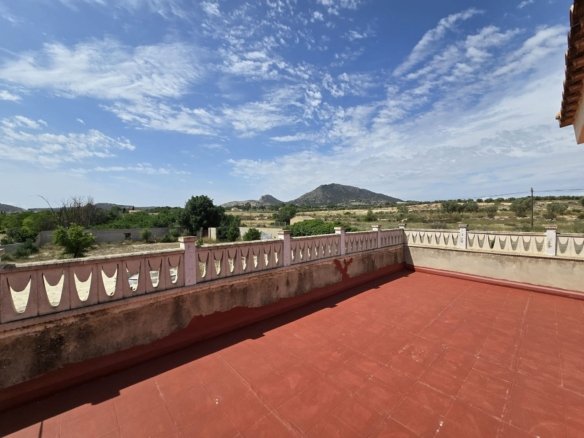 6 Bedroom 3 Bathroom Detached Villa in Sax - Caza De Casa