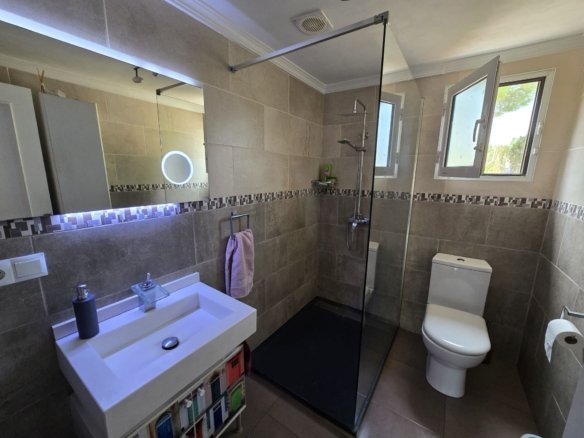 5 Bedroom 3 Bathroom Detached Villa in Sax - Caza De Casa