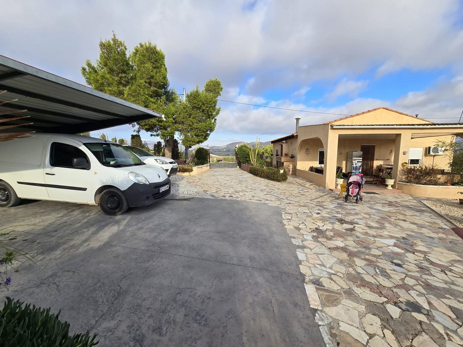 5 Bedroom 3 Bathroom Detached Villa in Sax - Caza De Casa