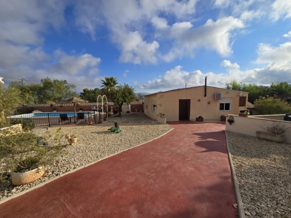 5 Bedroom 3 Bathroom Detached Villa in Sax - Caza De Casa