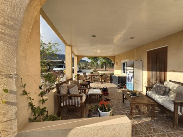 5 Bedroom 3 Bathroom Detached Villa in Sax - Caza De Casa