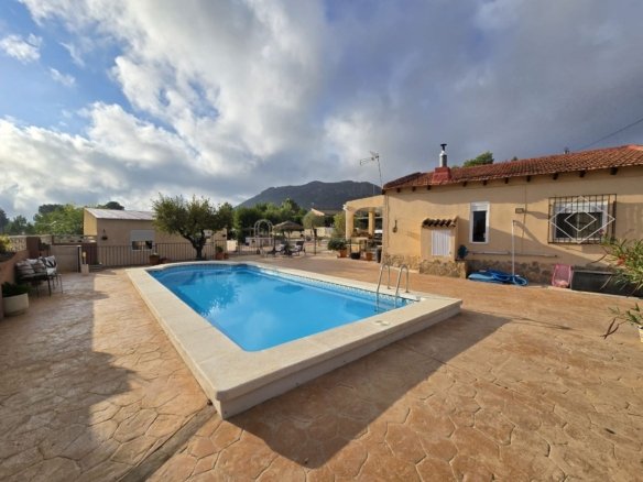5 Bedroom 3 Bathroom Detached Villa in Sax - Caza De Casa