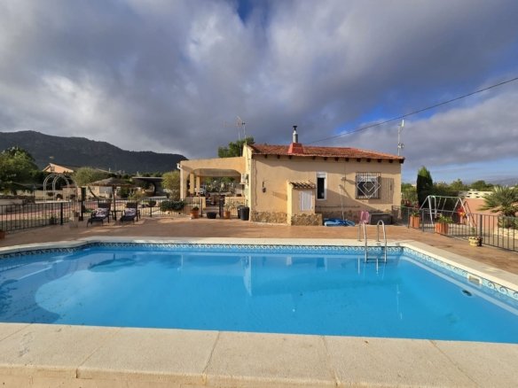 5 Bedroom 3 Bathroom Detached Villa in Sax - Caza De Casa