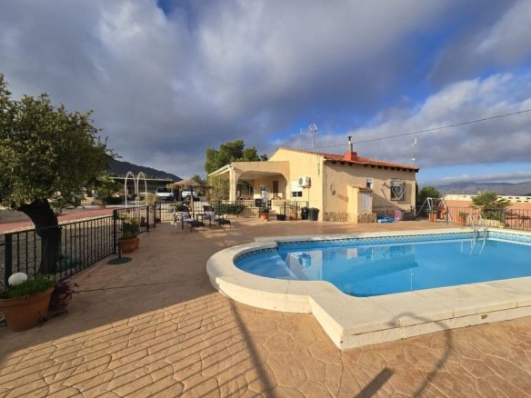 5 Bedroom 3 Bathroom Detached Villa in Sax - Caza De Casa