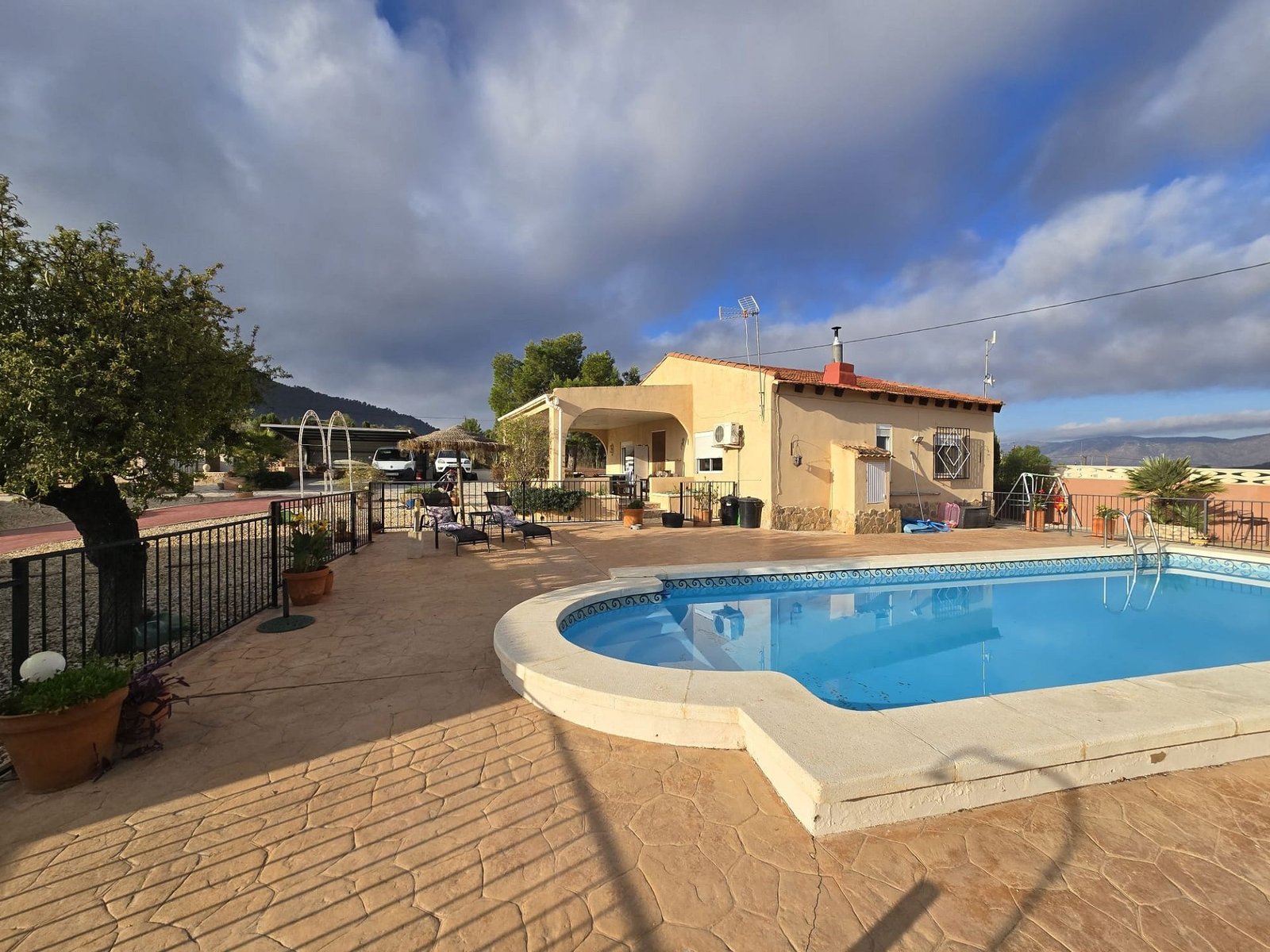 5 Bedroom 3 Bathroom Detached Villa in Sax - Caza De Casa
